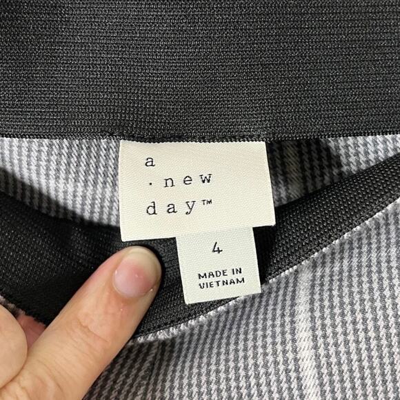 A New Day Women's Ponte Knit Ankle Pants Size 4 Gray Houndstooth Plaid Check - Picture 6 of 7